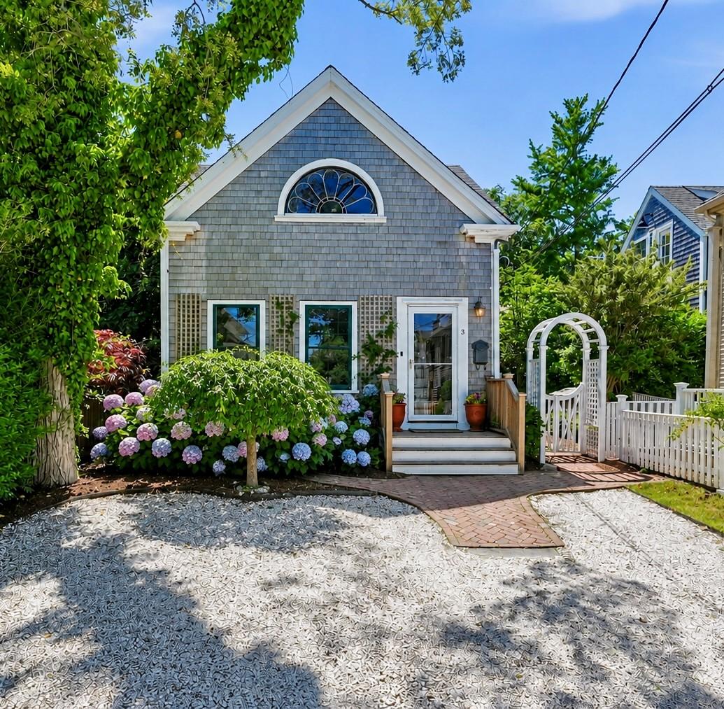 3 Cottage Court, Nantucket — photo 1